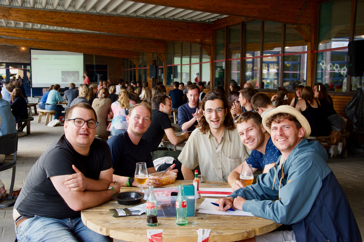 Groep quizers aan tafel
